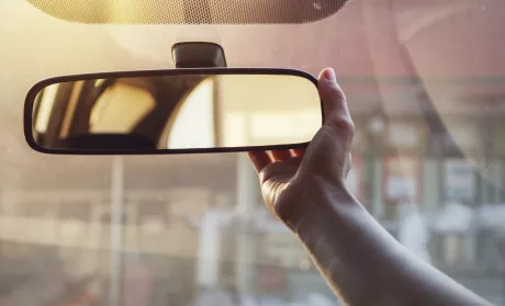 adjusting rear view mirror to avoid blind spot